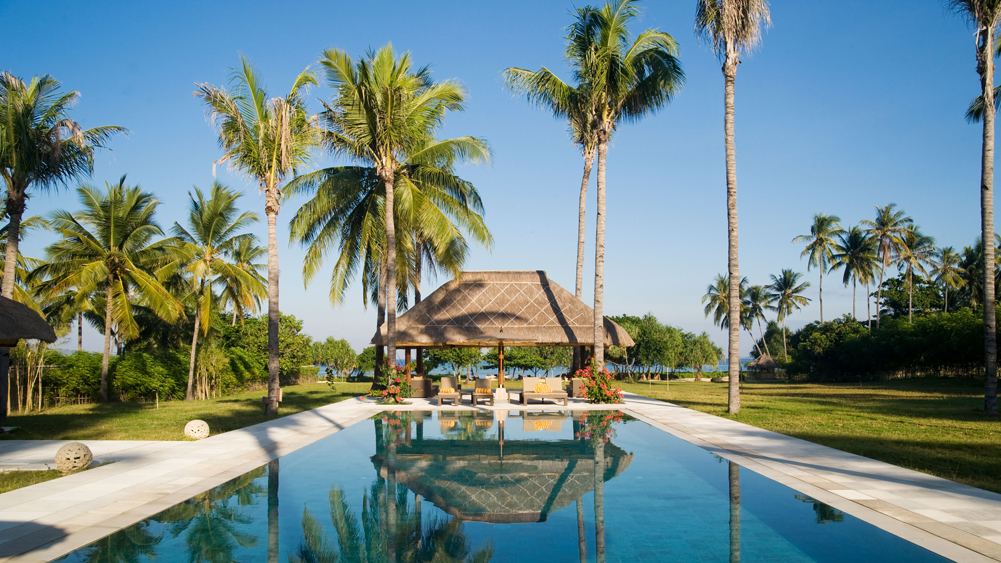 Villa Sepoi Sepoi - View of pool bale and garden through to the sea